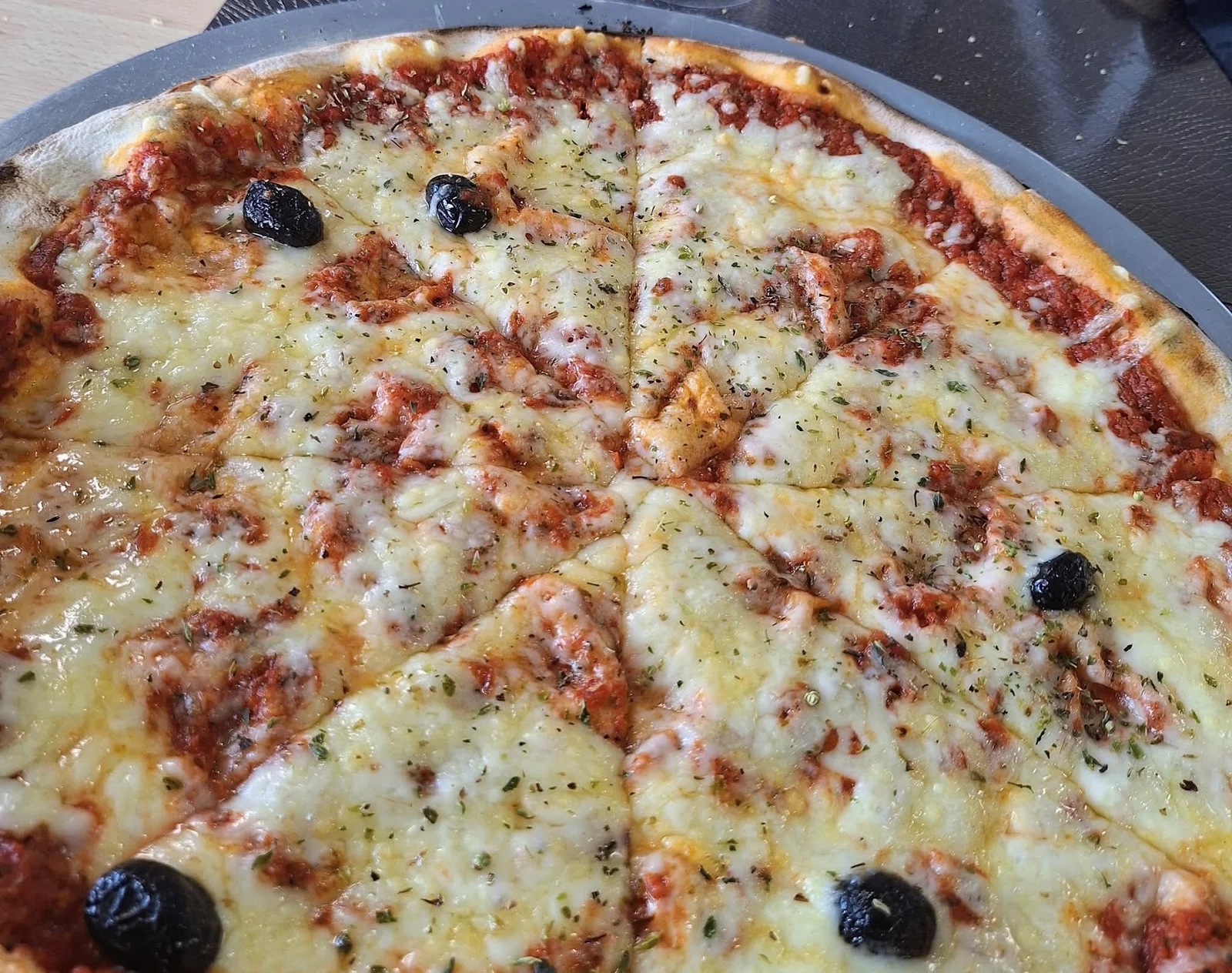 Pizza au fromage et aux olives du restaurant Les Arcades