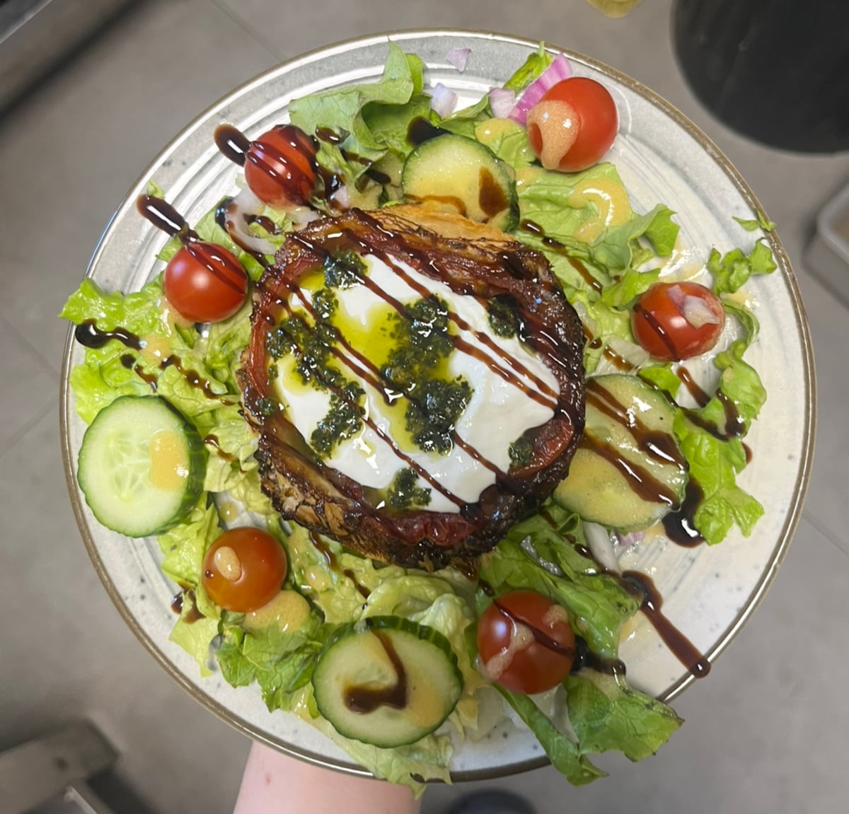 Salade de légumes, tomates et fromage servie aux Arcades