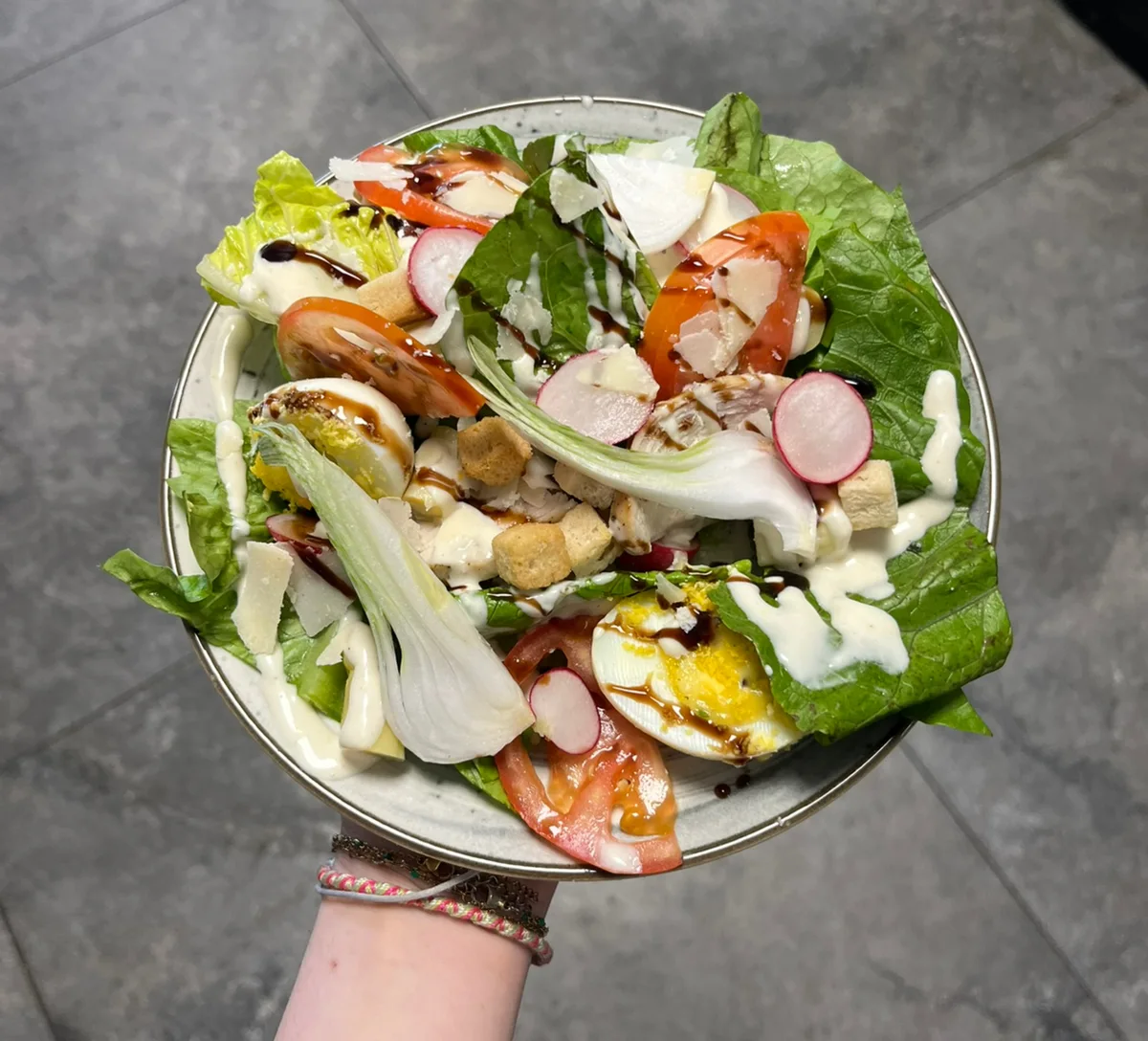 Salade composée photographiée au restaurant Les Arcades