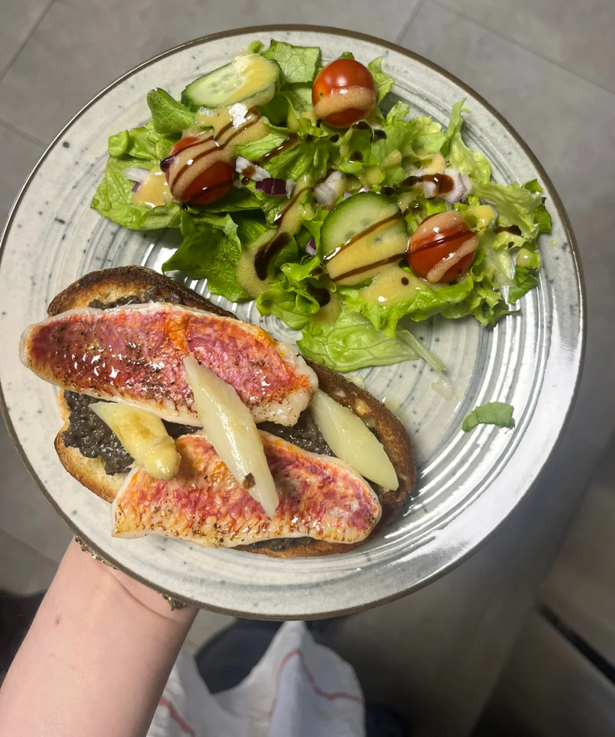 Tartines garnies accompagnées de salade aux Arcades